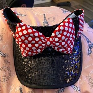 Disney Minnie Mouse sun visor.
